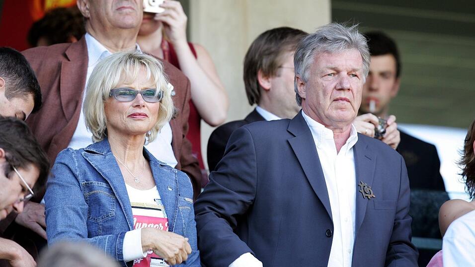 Rolf Kahn (rechts) machte in der Bundesliga elf Spiele im Mittelfeld des Karlsruher SC. Rolf Kahn (rechts) machte in der Bundesliga elf Spiele im Mittelfeld des Karlsruher SC.