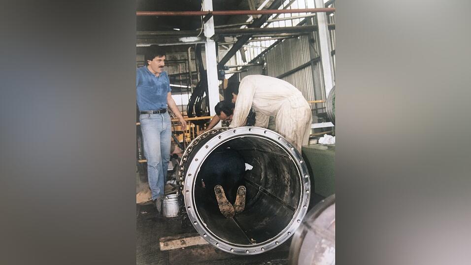 Dieter Ploß (links) 1988, in Indonesien, bei der Wartung einer der ersten Z62-Maschinen für die Verarbeitung pflanzlicher Öle.