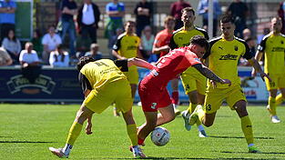 Geschlagen geben, musste sich die SpVgg Hankofen (rot, hier Daniel Ertel) im Derby gegen die DJK Vilzing (gelb).
