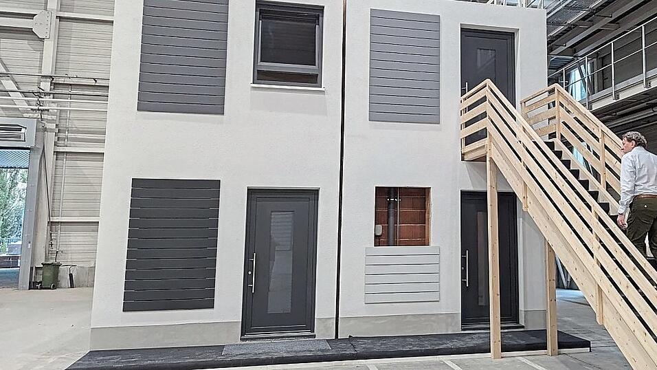 Laut Firmenangaben ermöglicht die Modulbauweise von Leipfinger-Bader bis zu fünf Stockwerke hohe Gebäude. Dieser Prototyp steht in der Produktionshalle in Pfeffenhausen.