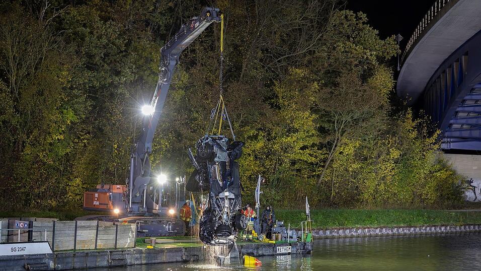 In diesem aus dem Mittellandkanal geborgenen Autowrack fanden Ermittler Einbruchswerkszeug. (Archivbild) In diesem aus dem Mittellandkanal geborgenen Autowrack fanden Ermittler Einbruchswerkszeug. (Archivbild)
