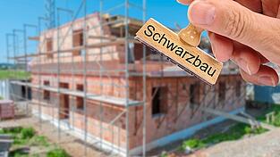 &bdquo;Bei einem Schwarzbau gibt es kein unverh&auml;ltnism&auml;&szlig;ig.&ldquo; Mit diesen Worten warb Ludwig Schnur (CSU) im Plenum um eine knallharte Linie. Doch der Gro&szlig;teil seiner Stadtratskollegen sah dies anders und erteilte dem Bauherrn die nachtr&auml;glich beantragten Befreiungen.