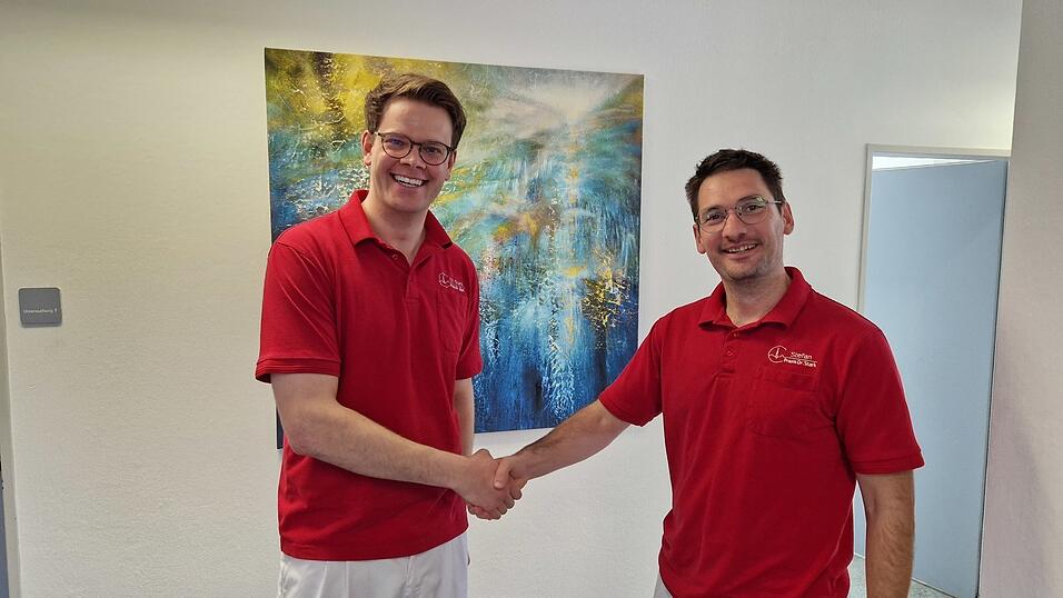 Im Juli 2025 hat Dr. Tobias Stark (l.) die Praxis des langj&auml;hrigen Landauer Arztes Dr. Joachim Erdel &uuml;bernommen. Seit Anfang des Jahres unterst&uuml;tzt ihn sein Kollege Stefan Stojanovic (r.).