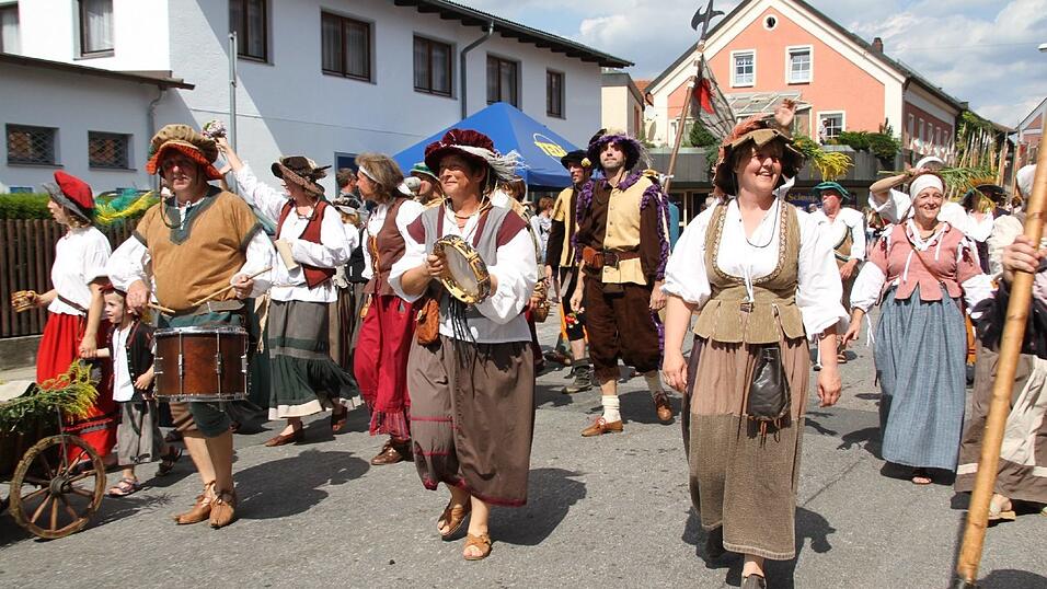 Die schönsten Augenblicke des historischen Drachenstich-Festzuges 2016. Die schönsten Augenblicke des historischen Drachenstich-Festzuges 2016.