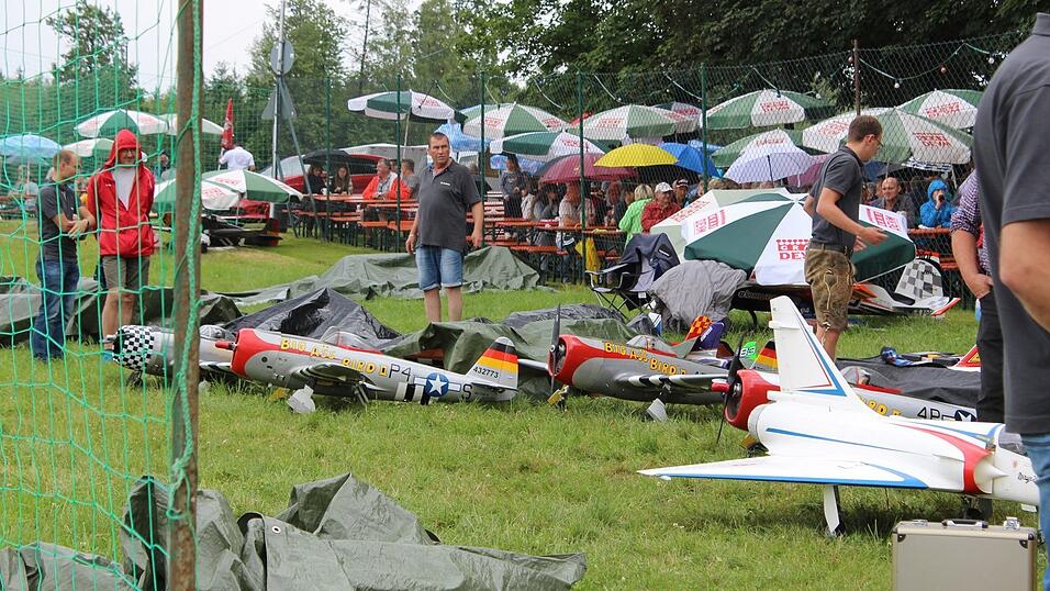 Nach zwei Jahren Zwangspause sind beim MFV Arnstorf-Weilnbach wieder Modellflugtage mit Waldfest angesagt. Die Bev&ouml;lkerung ist eingeladen.