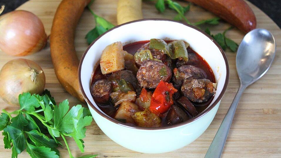 Normalerweise wird Gulasch ja mit stückigem Rind- und Schweinefleisch gekocht. Wir versuchen uns heute an einer 'Wurst'-Variante.