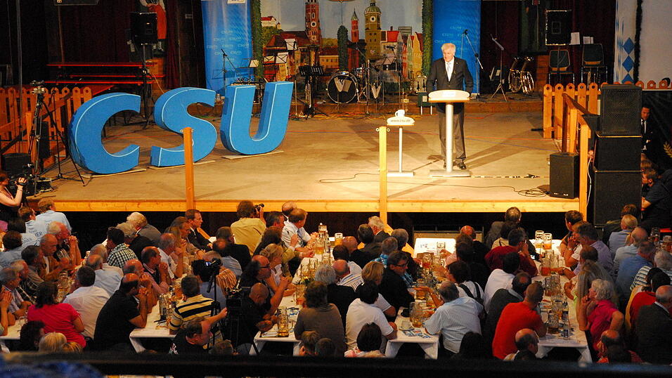 Die örtliche CSU-Politprominenz und viele weitere Menschen kamen in die Rampl-Halle um den bayerischen Ministerpräsidenten zuzuhören.