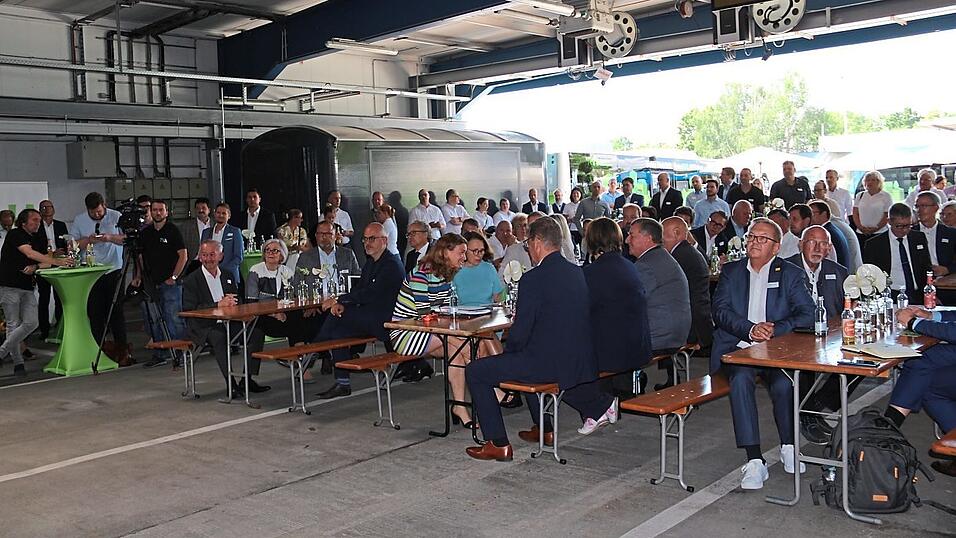 Die G&auml;ste sammelten sich in einem Karree aus Bussen.