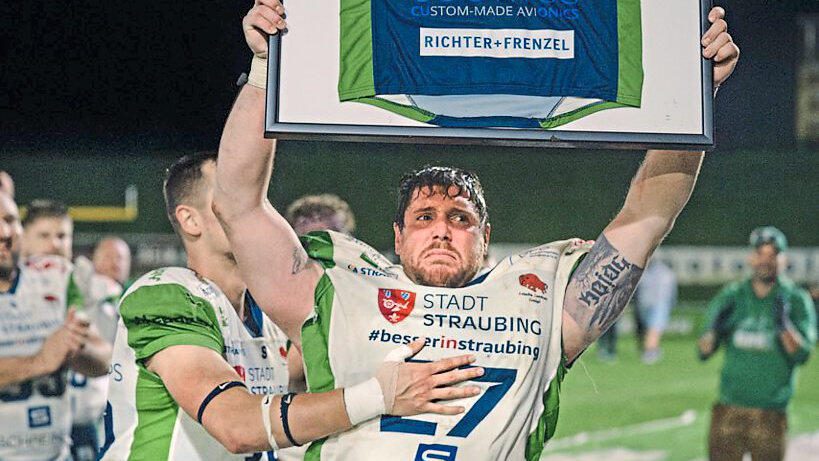 Ein bisschen ergriffen wirkt Spiders-Kapitän Michael Pfeiffer bei der Verabschiedung durch Mannschaft und Fans schon.