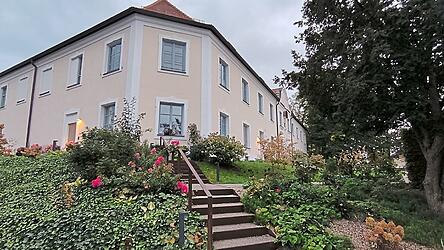 Sein Alter kennt man dem Schloss gar nicht an: Es gibt Bewohnerparkplätze vor der Tür, jede der geräumigen Wohnungen hat eine Terrasse im Innenhof - dennoch sind ein paar Wohnungen momentan frei, sagt Barbara Koch.