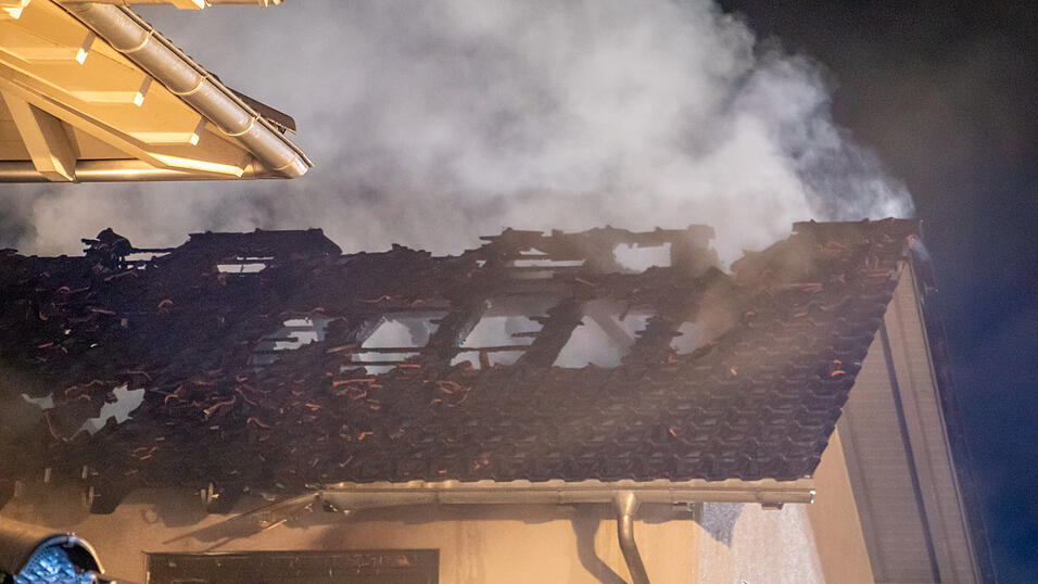 Rund 80 Einsatzkräfte waren beim Brand eines Einfamilienhauses in Plattling (Kreis Deggendorf) vor Ort. Rund 80 Einsatzkräfte waren beim Brand eines Einfamilienhauses in Plattling (Kreis Deggendorf) vor Ort.