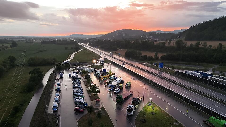 Auf dem A3-Parkplatz Wiesenttal in Fahrtrichtung Passau hatte die Polizei eine Großkontrollstelle eingerichtet. Auf dem A3-Parkplatz Wiesenttal in Fahrtrichtung Passau hatte die Polizei eine Großkontrollstelle eingerichtet.