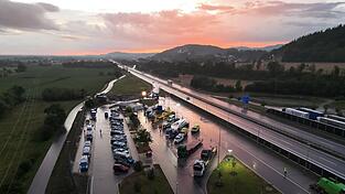 Auf dem A3-Parkplatz Wellerbach in Fahrtrichtung Passau hatte die Polizei eine Großkontrollstelle eingerichtet. Auf dem A3-Parkplatz Wellerbach in Fahrtrichtung Passau hatte die Polizei eine Großkontrollstelle eingerichtet.