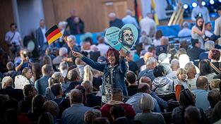 Eine AfD-Anhängerin hält beim Wahlkampf-Abschluss der Rechtspopulisten ein Herz mit dem Konterfei von Spitzenkandidat Ulrich Siegmund in die Höhe. Eine AfD-Anhängerin hält beim Wahlkampf-Abschluss der Rechtspopulisten ein Herz mit dem Konterfei von Spitzenkandidat Ulrich Siegmund in die Höhe.