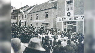 Das Foto wurde vermutlich bei der Fahnenweihe des Gesangvereins im Jahr 1929 aufgenommen.
