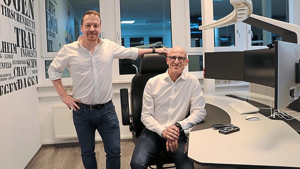 Zwei der drei Leitungskr&auml;fte des Telenotarztstandortes in Bogen: Stefan Neppl (links) und Dr. Ulf Aschenbrenner. An diesem Tisch sitzen ab Mitte Januar Not&auml;rzte, die Rettungspersonal digital bei ihren Eins&auml;tzen begleiten.