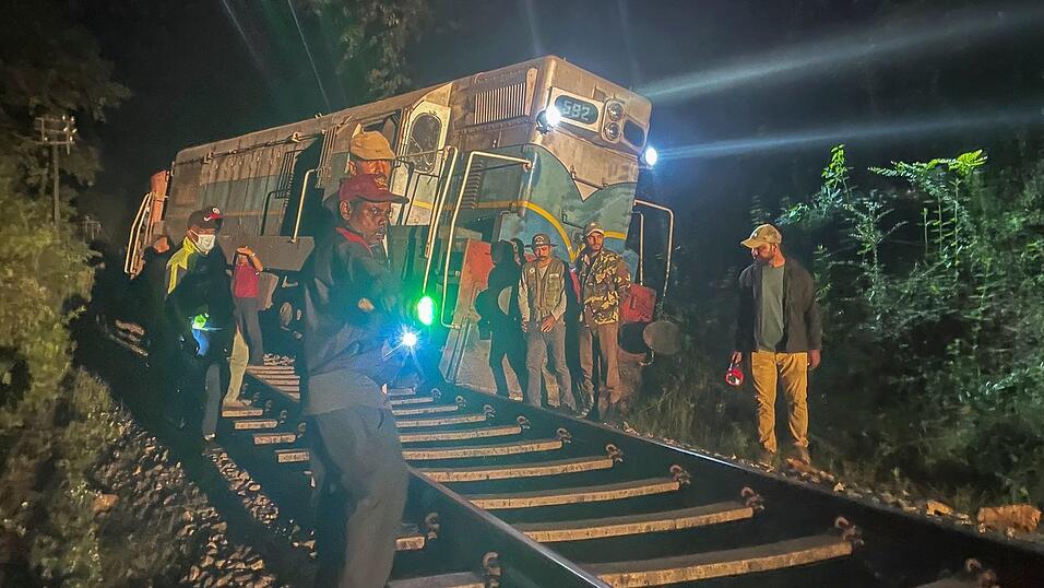 Wildhüter und Polizeibeamte stehen an einer entgleisten Lokomotive, nachdem ein Personenzug mit einer Elefantenherde zusammengestoßen ist. (Foto aktuell) Wildhüter und Polizeibeamte stehen an einer entgleisten Lokomotive, nachdem ein Personenzug mit einer Elefantenherde zusammengestoßen ist. (Foto aktuell)