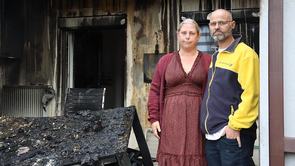 Jennifer und Hermann Jedlicka stehen vor den Trümmern ihres Zuhauses.