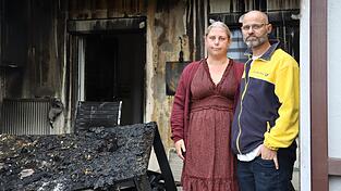 Jennifer und Hermann Jedlicka stehen vor den Trümmern ihres Zuhauses.