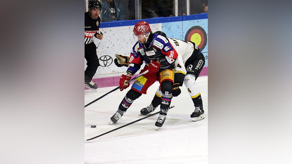 Dante Hahn (vorne) sorgte mit seinem Treffer in der Overtime für den dritten Sieg der Deggendorfer in der Serie gegen die Tilburg Trappers und damit für den ersten Matchpuck der Donaustädter. Dante Hahn (vorne) sorgte mit seinem Treffer in der Overtime für den dritten Sieg der Deggendorfer in der Serie gegen die Tilburg Trappers und damit für den ersten Matchpuck der Donaustädter.
