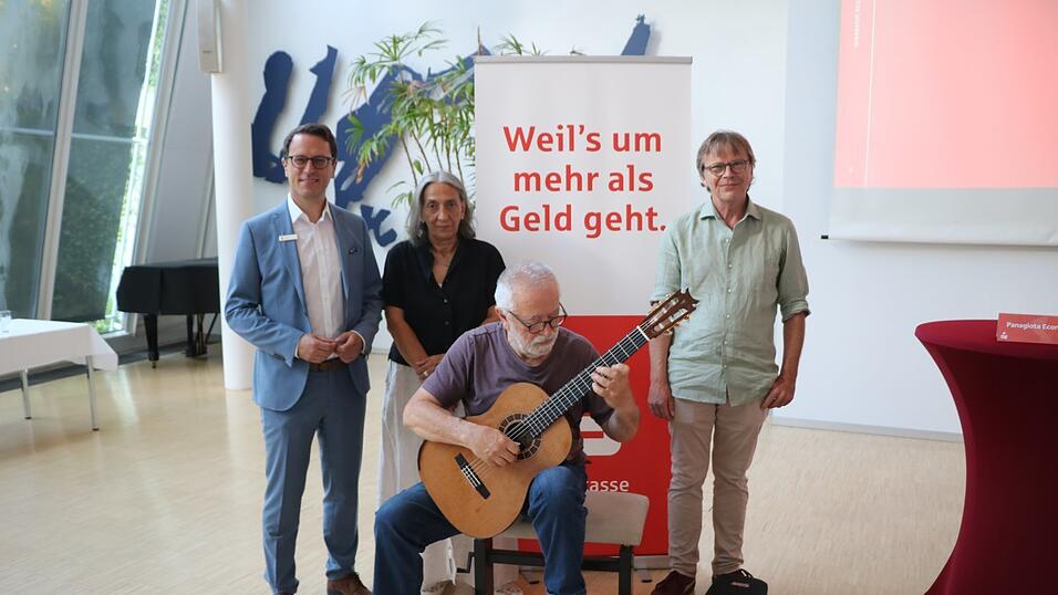 Thomas Straub (von links), der stellvertretende Vorsitzender der Sparkasse Regensburg, Panagiota Economou vom Verein Klangfarben, Gitarrist Milorad Romic und Klangfarbenfestival-Gründer Michael Mandl. Thomas Straub (von links), der stellvertretende Vorsitzender der Sparkasse Regensburg, Panagiota Economou vom Verein Klangfarben, Gitarrist Milorad Romic und Klangfarbenfestival-Gründer Michael Mandl.