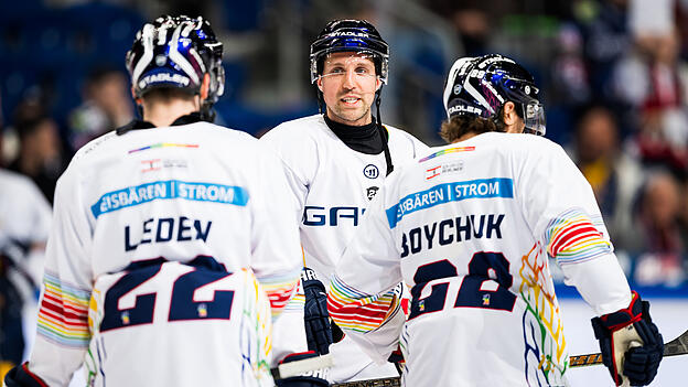 Auch heute haben die Eisbären wieder Trikots mit der Nummer 22 zum Aufwärmen getragen - in Erinnerung an den verstorbenen Mitspieler Tobi Eder.