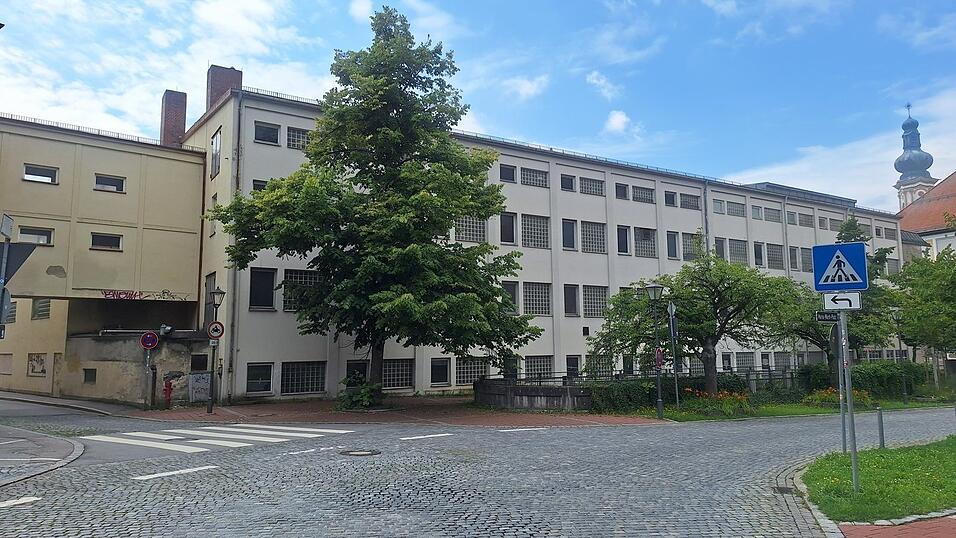 Die alte Wachsfabrik in der Deggendorfer Innenstadt ist l&auml;ngst Geschichte und wird bald dem Erdboden gleichgemacht.