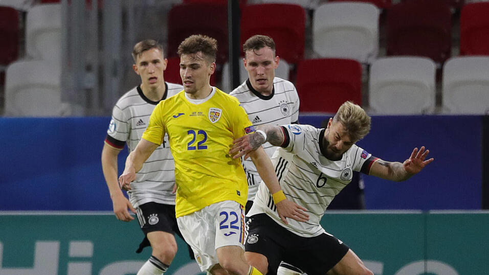 Die deutsche U21-Nationalmannschaft k&auml;mpft sich gegen Rum&auml;nien zu einem Remis.