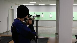 Kindergarten und Schützenheim befinden sich in Käufelkofen unter einem Dach: Während tagsüber die Kinder in der 'Wurzelstubn' toben, herrscht abends zweimal wöchentlich im Keller des Hauses volle Konzentration, um ins Schwarze zu treffen. Kindergarten und Schützenheim befinden sich in Käufelkofen unter einem Dach: Während tagsüber die Kinder in der 'Wurzelstubn' toben, herrscht abends zweimal wöchentlich im Keller des Hauses volle Konzentration, um ins Schwarze zu treffen.