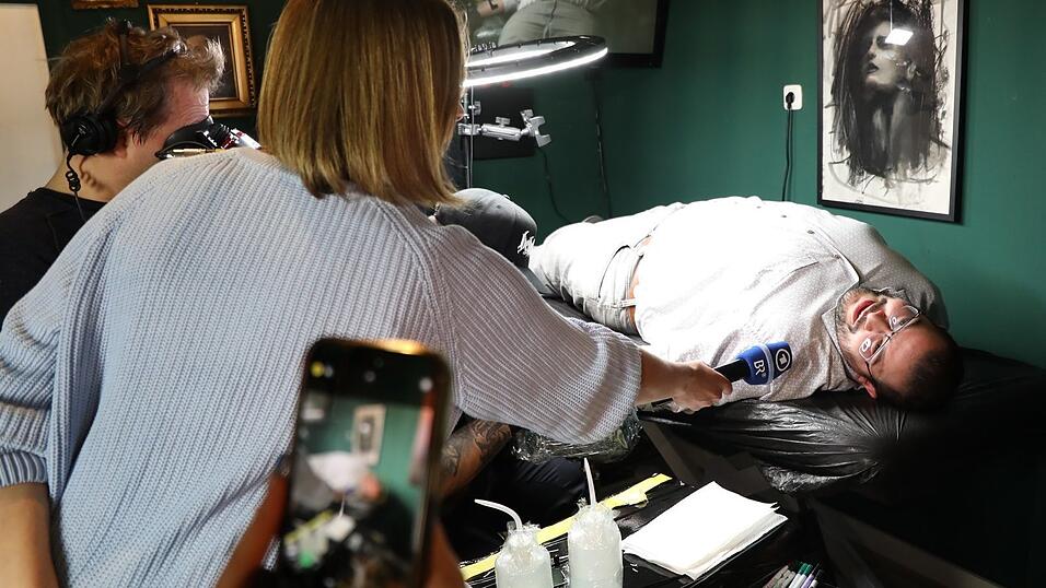 Allzu schlimm war die T&auml;towiererei nicht f&uuml;r die beiden 'Opfer'.