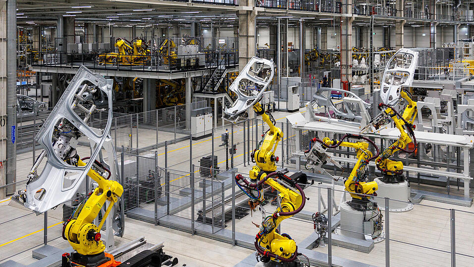 Im Karosseriebau nehmen die Fahrzeuge Form an. Im Karosseriebau nehmen die Fahrzeuge Form an.