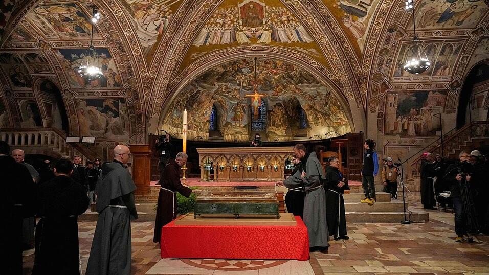 Nach fast acht Jahrhunderten sind die Gebeine des Heiligen &ouml;ffentlich ausgestellt.
