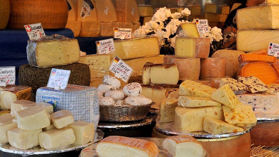 Käse gehört seit Jahren zu den beliebtesten Lebensmitteln aus dem Freistaat - gerade auch außerhalb Bayerns. Unter der Dachmarke «Genuss Bayern» sollen die Herkunft und Qualität bayerischer Spezialitäten für Verbraucher einfacher erkennbar werden. (Illustration) Käse gehört seit Jahren zu den beliebtesten Lebensmitteln aus dem Freistaat - gerade auch außerhalb Bayerns. Unter der Dachmarke «Genuss Bayern» sollen die Herkunft und Qualität bayerischer Spezialitäten für Verbraucher einfacher erkennbar werden. (Illustration)