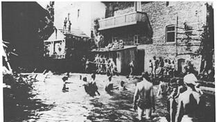 Bei 35 Grad im Schatten zieht es die Landshuter ins Wasser - wie in der Wamplmühle auf diesem Bild. Die städtische Schwimmschule biete gerade „ungünstige Verhältnisse“, heißt es im Stadtrat.