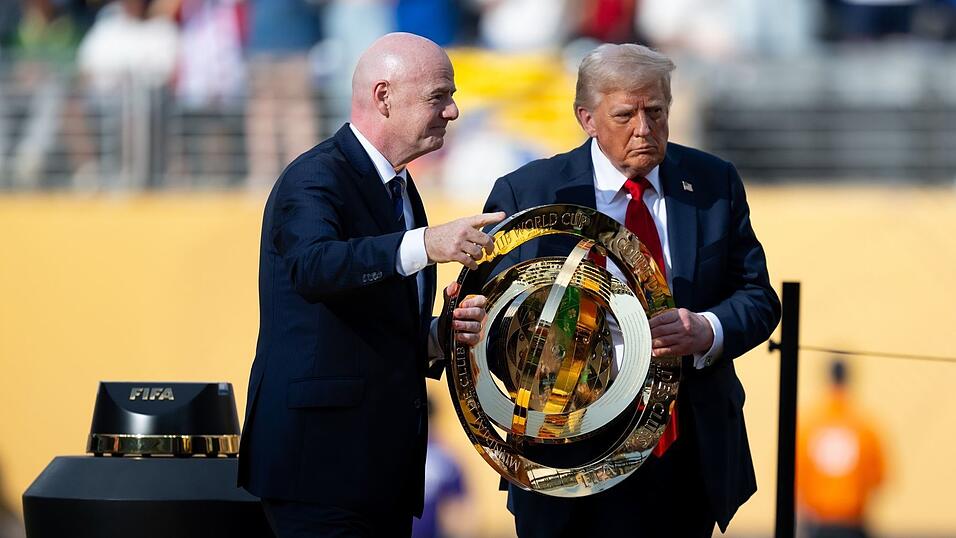 Bei der Siegerehrung der Club-WM Mitte Juli präsentierten sich US-Präsident Donald Trump (r) und FIFA-Chef Gianni Infantino Seite an Seite. Bei der Siegerehrung der Club-WM Mitte Juli präsentierten sich US-Präsident Donald Trump (r) und FIFA-Chef Gianni Infantino Seite an Seite.