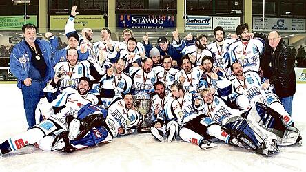 Die Straubinger Meister- und Aufstiegsmannschaft von 2006: Hintere Reihe von links: Stefan Mann, Billy Trew, Robert Dietrich, Ingo Angermann, Vitali Janke, Marcel Juhasz, Max Seyller, Trainer Olle &Ouml;st. Davor von links: Betreuer Siegfried Nather, Martin Schymainski, Raphael Kapzan, John Hecimovic. Mittlere Reihe von links: Gordon Borberg, Norman Batherson, Jason Dunham, Thomas Wilhelm, Calvin Elfring, Aaron Fox, Kapit&auml;n Sepp Lehner. Vorne von links: Dallas Fallscheer, Mike Bales, Steve Palmer, Trevor Gallant, Andreas Gegenfurtner.