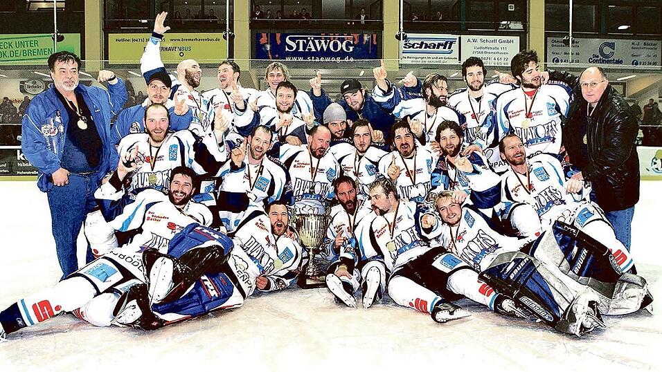 Die Straubinger Meister- und Aufstiegsmannschaft von 2006: Hintere Reihe von links: Stefan Mann, Billy Trew, Robert Dietrich, Ingo Angermann, Vitali Janke, Marcel Juhasz, Max Seyller, Trainer Olle &Ouml;st. Davor von links: Betreuer Siegfried Nather, Martin Schymainski, Raphael Kapzan, John Hecimovic. Mittlere Reihe von links: Gordon Borberg, Norman Batherson, Jason Dunham, Thomas Wilhelm, Calvin Elfring, Aaron Fox, Kapit&auml;n Sepp Lehner. Vorne von links: Dallas Fallscheer, Mike Bales, Steve Palmer, Trevor Gallant, Andreas Gegenfurtner.