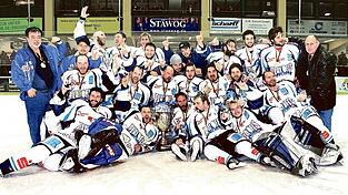 Die Straubinger Meister- und Aufstiegsmannschaft von 2006: Hintere Reihe von links: Stefan Mann, Billy Trew, Robert Dietrich, Ingo Angermann, Vitali Janke, Marcel Juhasz, Max Seyller, Trainer Olle &Ouml;st. Davor von links: Betreuer Siegfried Nather, Martin Schymainski, Raphael Kapzan, John Hecimovic. Mittlere Reihe von links: Gordon Borberg, Norman Batherson, Jason Dunham, Thomas Wilhelm, Calvin Elfring, Aaron Fox, Kapit&auml;n Sepp Lehner. Vorne von links: Dallas Fallscheer, Mike Bales, Steve Palmer, Trevor Gallant, Andreas Gegenfurtner.