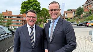Hessens Ministerpräsident Rhein (CDU, l.) und Unionfraktionschef Spahn stellen sich auf dem Landesparteitag der hessischen CDU hinter Kanzler Merz. Hessens Ministerpräsident Rhein (CDU, l.) und Unionfraktionschef Spahn stellen sich auf dem Landesparteitag der hessischen CDU hinter Kanzler Merz.