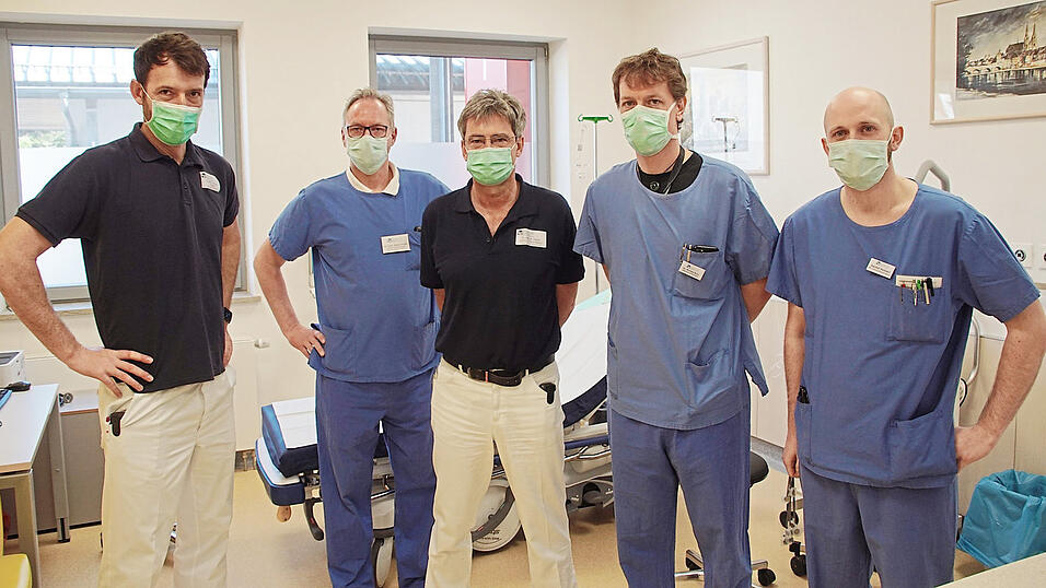 'Bestens vorbereitet': Dr. Fritz Ottlinger, Chefarzt der Orthopädie/Unfallchirurgie, Dr. Stefan Hundt, Chefarzt der Anästhesiologie, Dr. Wolfgang Sieber, Chefarzt der Inneren Medizin, Dr. Michael Bunz, Oberarzt Anästhesie, und Harald Heimerl, Leiter der Notaufnahme (v.l.), in einem Corona-Untersuchungsraum. 'Bestens vorbereitet': Dr. Fritz Ottlinger, Chefarzt der Orthopädie/Unfallchirurgie, Dr. Stefan Hundt, Chefarzt der Anästhesiologie, Dr. Wolfgang Sieber, Chefarzt der Inneren Medizin, Dr. Michael Bunz, Oberarzt Anästhesie, und Harald Heimerl, Leiter der Notaufnahme (v.l.), in einem Corona-Untersuchungsraum.