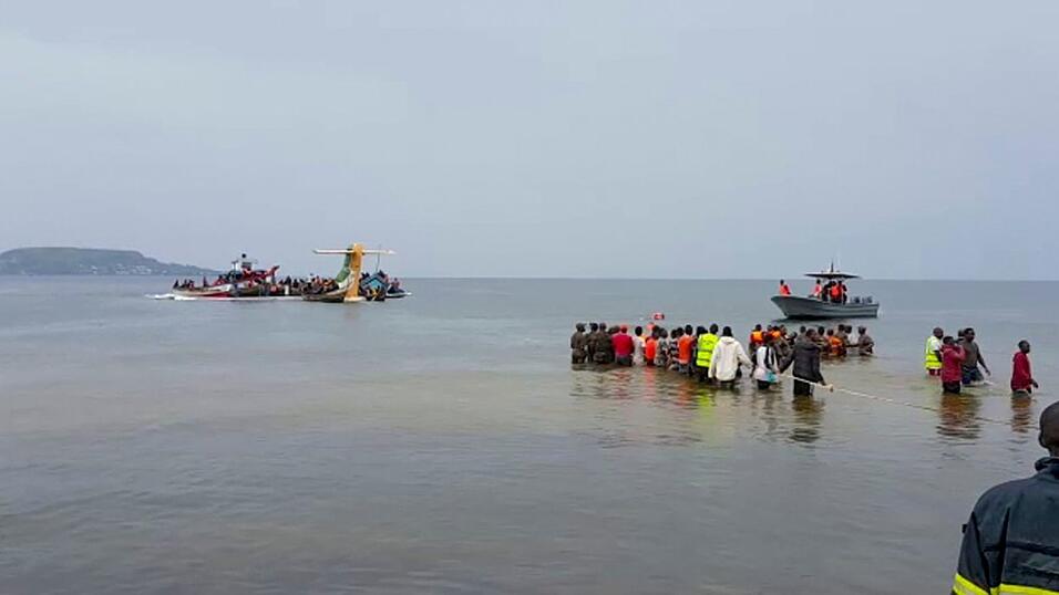 Rettungskr&auml;fte in Booten arbeiten nach dem Absturz eines Flugzeugs am Ungl&uuml;cksort.