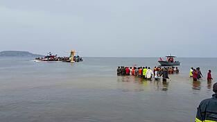 Rettungskr&auml;fte in Booten arbeiten nach dem Absturz eines Flugzeugs am Ungl&uuml;cksort.