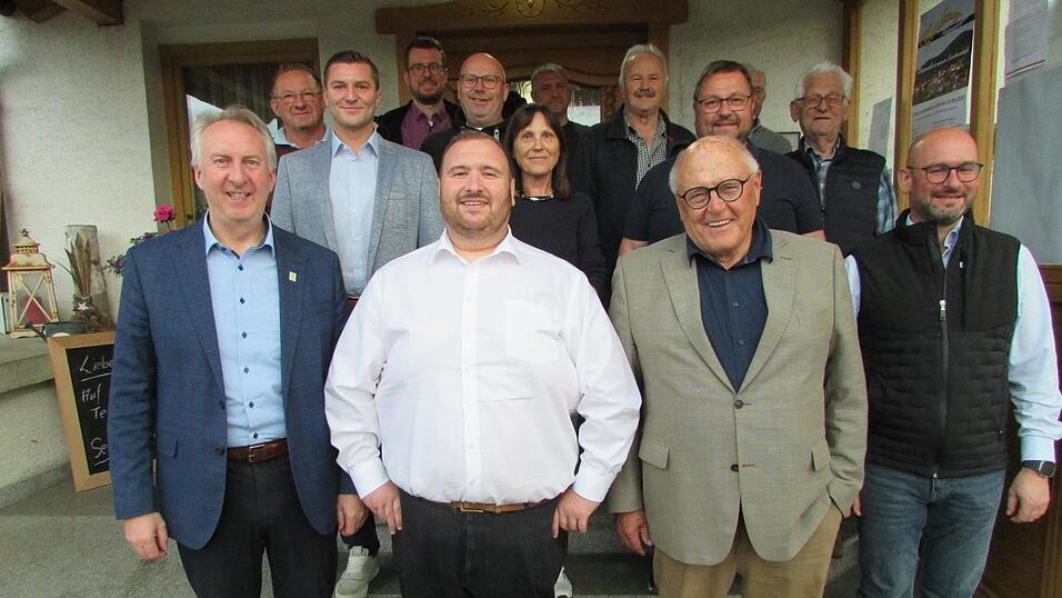 Geschlossen stärkt der CSU Ortsverband Geiersthal ihrem Bürgermeisterkandidaten Dominik Englmeier (Mitte) den Rücken. Mit dabei Helmut Plenk (l.) und Alfons Fleischmann (r.). Geschlossen stärkt der CSU Ortsverband Geiersthal ihrem Bürgermeisterkandidaten Dominik Englmeier (Mitte) den Rücken. Mit dabei Helmut Plenk (l.) und Alfons Fleischmann (r.).