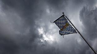Der Deutsche Wetterdienst rechnet mit stürmischem Wetter. (Archivbild)