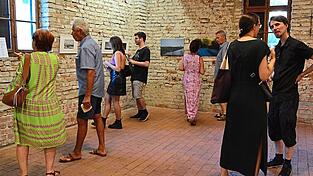 Kunst betrachten und dazu ratschen beim Kunstwochenende 2026 im Zehent-stadel.