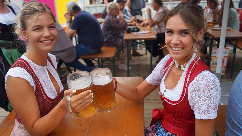 Die Volksfestkönigin von 2018 Milena Bücherl (rechts) und Eva Loy stoßen auf die Nacht der Tracht an. Die Volksfestkönigin von 2018 Milena Bücherl (rechts) und Eva Loy stoßen auf die Nacht der Tracht an.