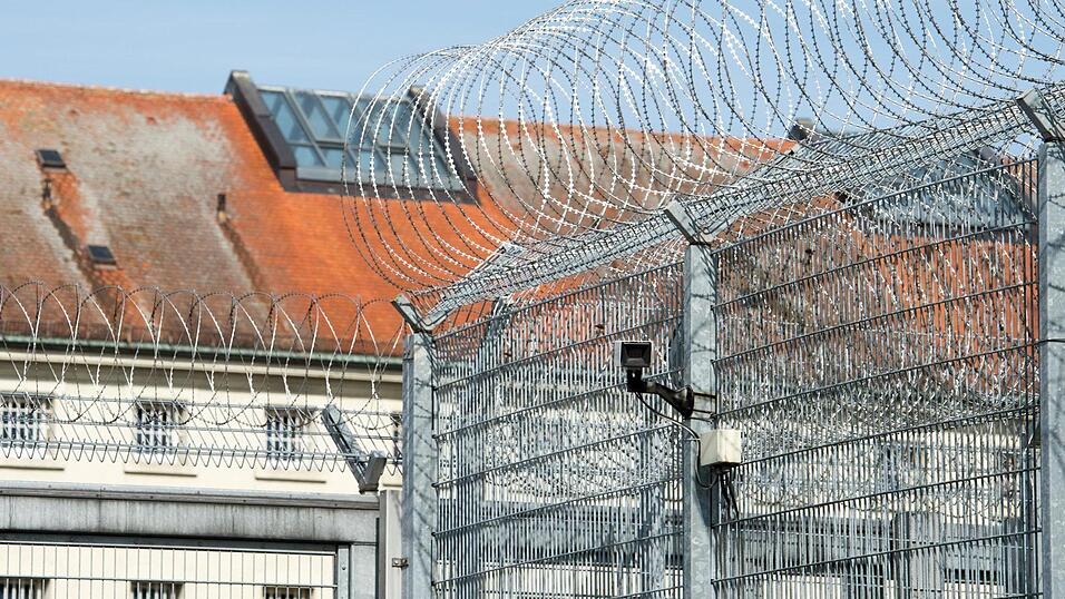 Peter Roth arbeitete mehrere Jahre als Gefangener in der JVA Straubing. Egal, welche Tätigkeit er ausübte, Spaß habe die Arbeit nie gemacht, sagt Roth. Denn als Gefangener stünde man immer unter Druck. Peter Roth arbeitete mehrere Jahre als Gefangener in der JVA Straubing. Egal, welche Tätigkeit er ausübte, Spaß habe die Arbeit nie gemacht, sagt Roth. Denn als Gefangener stünde man immer unter Druck.