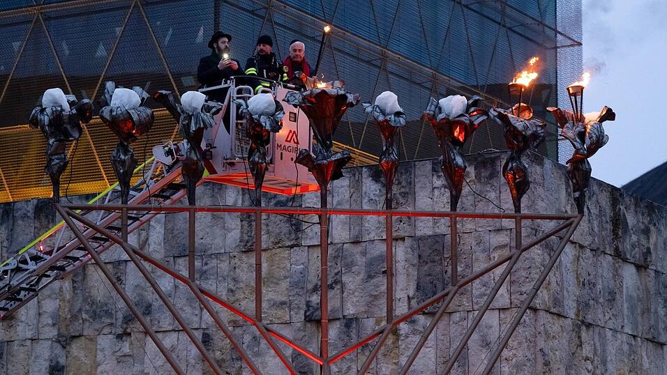 Beim Entzünden der ersten Kerze des Channukka-Leuchters vor der Synagoge in der Münchner Innenstadt wurde den Opfern des Terroraktes in Australien gedacht. Beim Entzünden der ersten Kerze des Channukka-Leuchters vor der Synagoge in der Münchner Innenstadt wurde den Opfern des Terroraktes in Australien gedacht.