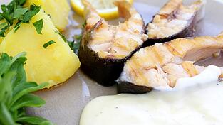 Forelle kommt meist im Ganzen oder filetiert auf den Teller - dabei sind Forellen-Steaks die sinnvolle Alternative.