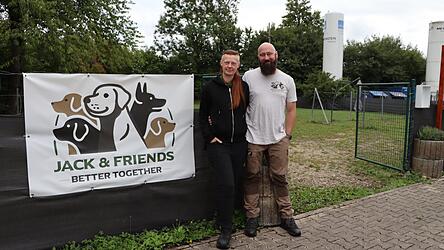 Franzi und Marco Kilger vor dem Hundetrainingsplatz im Haslet in Wörth.